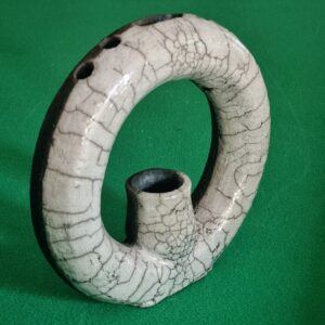 Vase i raku. Donut med huller
