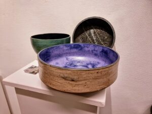 stor violet skål på podie
